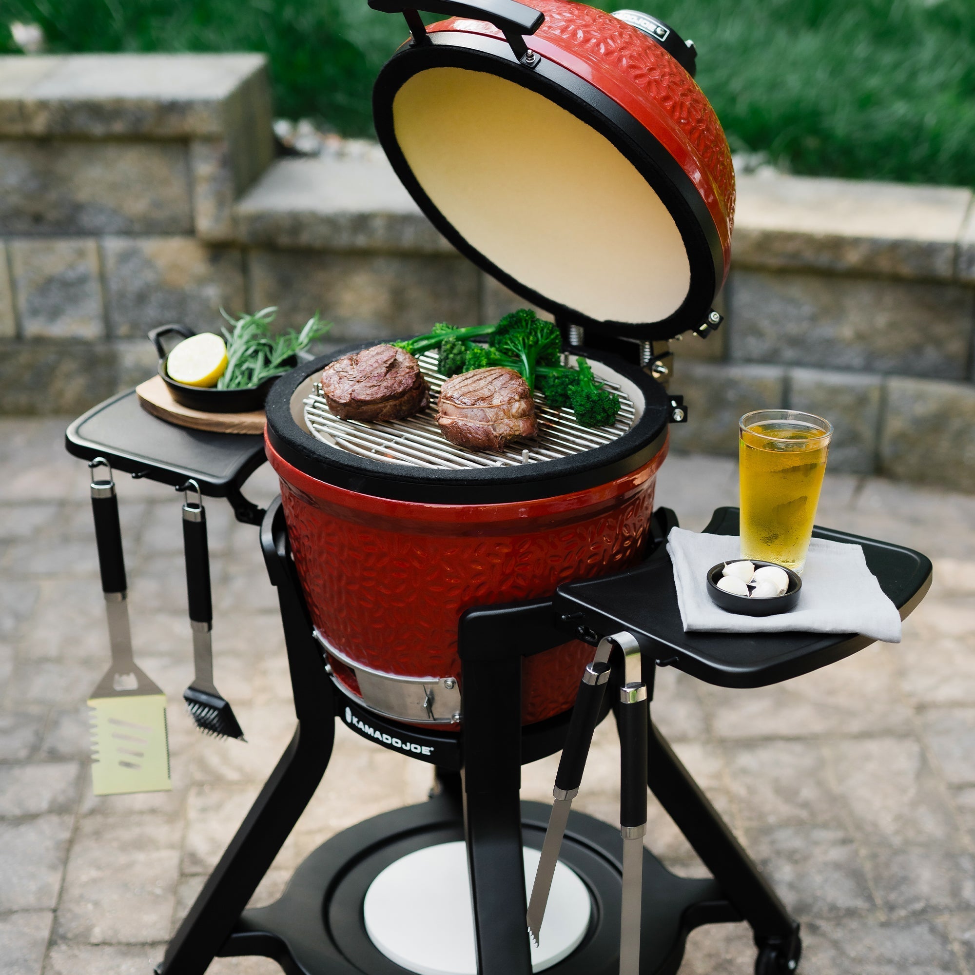 Kamado Joe Junior Celebration Pack mit Rollwagen, Grillrost und Abdeckung