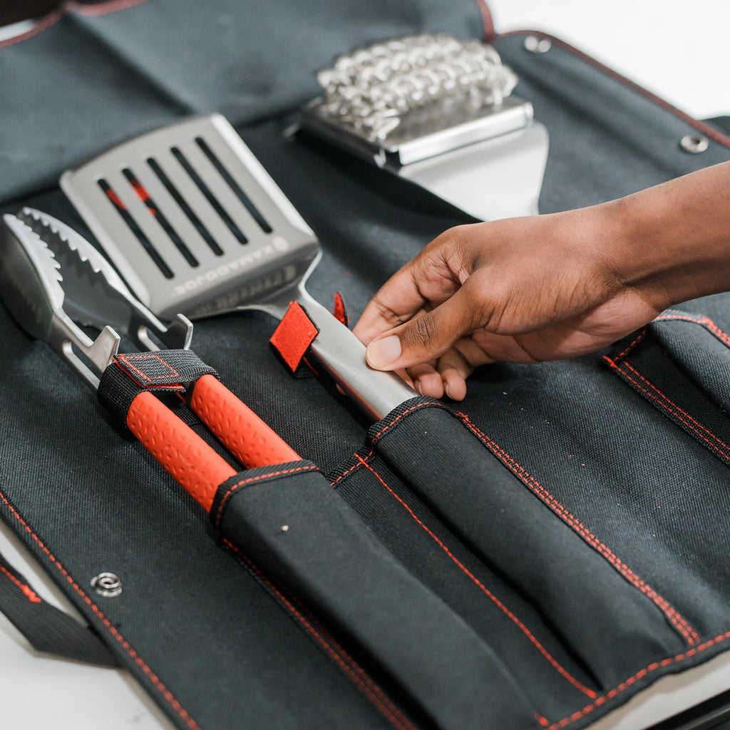 Kamado Joe Grillwerkzeug-Set mit Tasche (Grillbürste, Zange und Spatel)